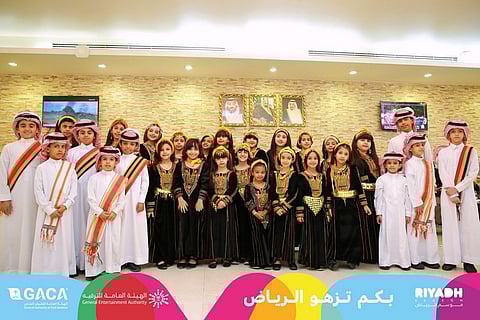 شاهد.. 58 من أبناء وبنات الشهداء يصلون العاصمة للاستمتاع بـ #موسم_الرياض