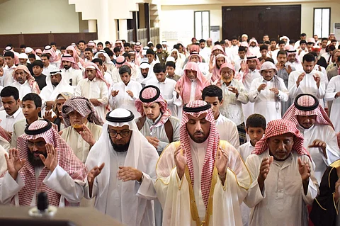 محافظ العارضة يتقدم المصلين على الشهيد "كليبي" بالروان