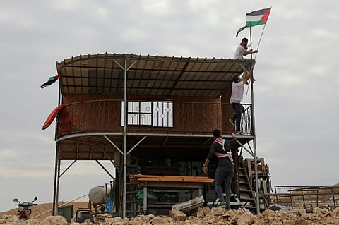 اقتحام بؤرة استيطانية في الضفة ورفع العلم الفلسطيني عليها