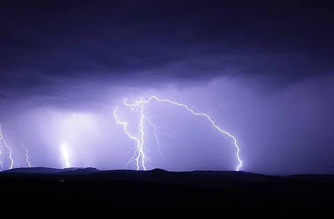 "مدني الشرقية" يدعو لأخذ الحيطة والحذر من عواصف رعدية