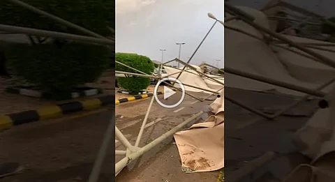 شاهد ماذا فعلت الأمطار بمستشفى حفر الباطن.. والصحة: وضع المنومين مطمئن