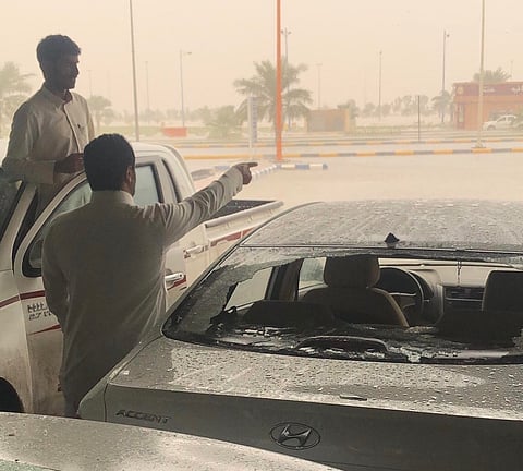 أمطار حفر الباطن.. سيارات ومظلات محطمة بسبب الرياح الشديدة وتساقط البَرَد