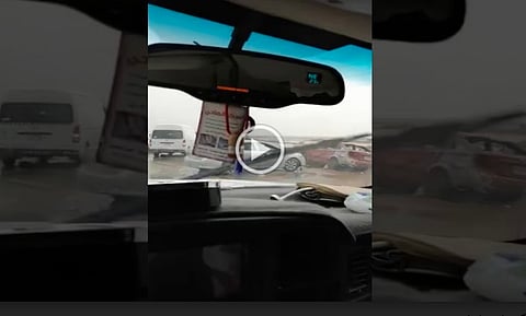 شاهد.. ماذا فعلت العاصفة المطرية بسيارات أهالي حفر الباطن