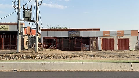 شاهد .. حاجز إسمنتي يُغلق محالَّ على "صبيا - القوز" والبلدية تفسّر!