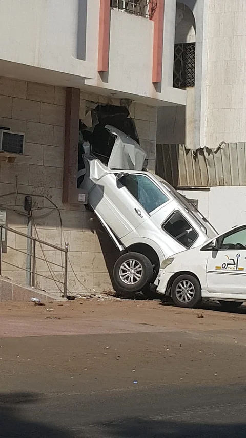 شاهد ما حدث بجدة.. سيارة مسرعة تدخل منزلاً ولكن من الجدار!