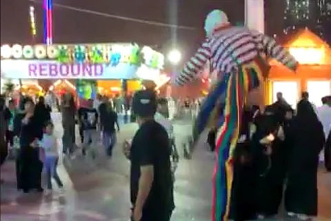 فيديو يكشف حقيقة "الشاب والمهرج".. مزح أمام الزوار تطور للسقوط