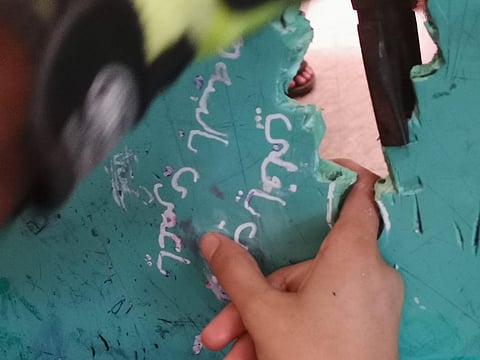 "مدني جدة" يحرر أصبع طالبة علق في فتحة طاولة الدراسة