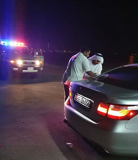 إماراتي وعائلته نفد وقود مركبتهم فاتصل بحرس حدود الشرقية وهذا ما حدث