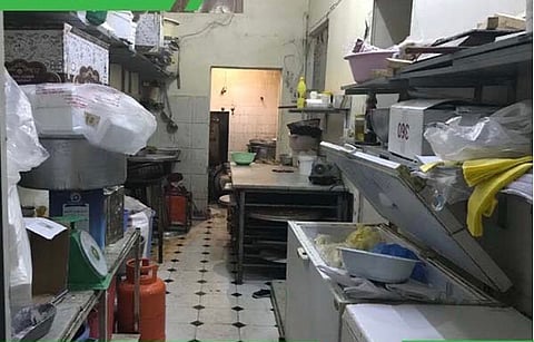 مكة.. إتلاف 115 كيلوجراماً من الأغذية الفاسدة وضبط مطبخ عشوائي