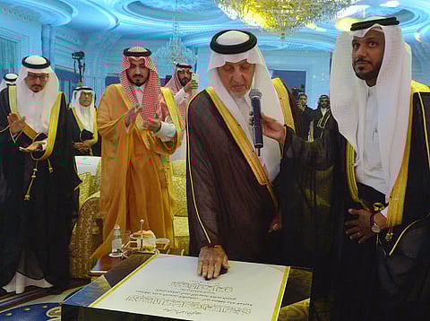 شاهد.. أمير مكة يتوج الشعراء الثلاثة الفائزين بجائزة عبدالله الفيصل العالمية