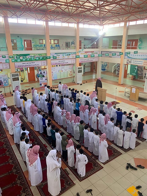 شاهد.. مدارس الأفلاج تبدأ يومها بأداء صلاة الاستسقاء