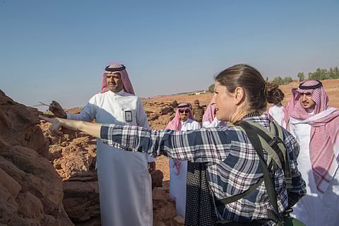 شاهد.. أمير الجوف يقف على أعمال المسح والتنقيب لموقع "الجِمال الأثري"