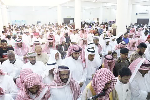 وكيل "الداير" يؤدي صلاة الميت على الشهيد "المالكي"