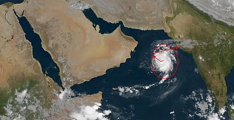 إعصار الفئة الثالثة .. المسند يرسم خريطة تحركات #مها وتأثيره في المملكة