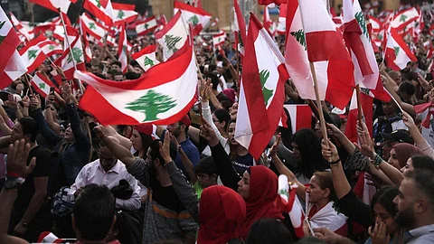 بعد مهلة "حزب اللات" للمتظاهرين.. دعوات إلى إضراب عام في لبنان