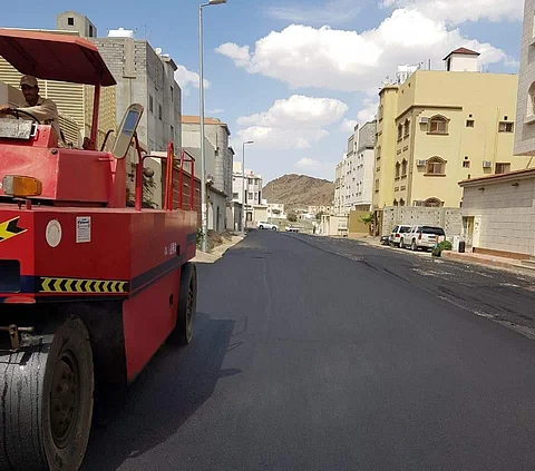 الطائف.. تُواصل أعمال السفلتة بحي الوسام والانتهاء من 50 ألف م2