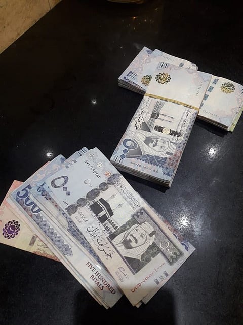 ضبط أسلحة وأموال مجهولة المصدر في عفيف .. تحقيق مع مقيم وإحالة