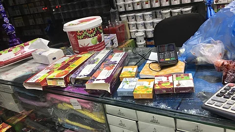 حملة مشتركة ترصد مخالفات بيع الشيش والمعسلات بالرياض