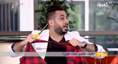 شاهد.. طبيب يمزق الملابس ويكسر الميزان.. تعرف على السبب