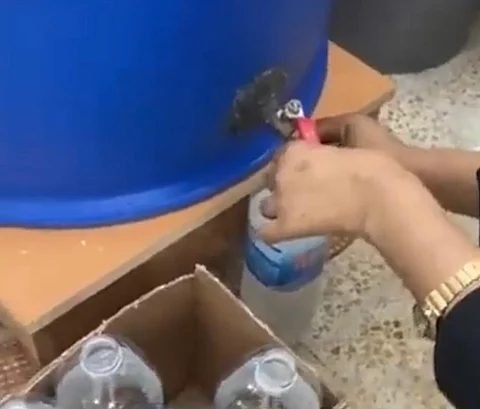 الإطاحة بامرأة تدير مصنع خمور داخل حي سكني بـ"طويق الرياض"