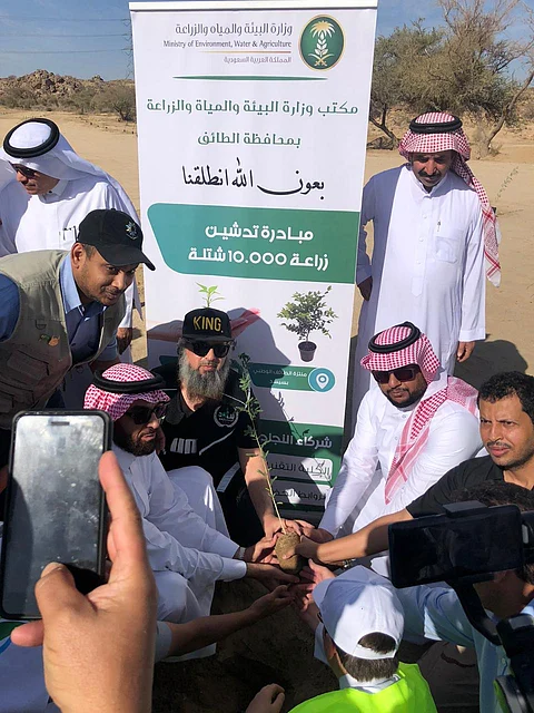 "القاضي" يدشن حملة زراعة 10 آلاف شتلة بمنتزه الطائف الوطني "سيسد"
