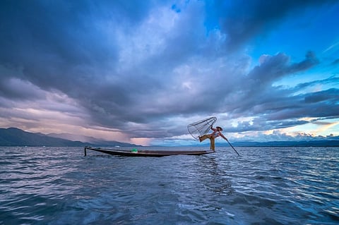 بالصور "السحر الأزرق" يغزو العالم بمشاهد مذهلة.. هنا التفاصيل
