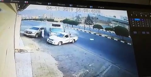 بالفيديو .. نجاة شخص من الموت في حادث مروري بالبشائر