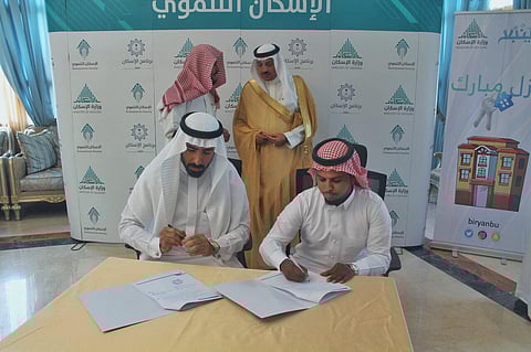 محافظ ينبع يسلم 11 وحدة سكنية ضمن برنامج الإسكان التنموي