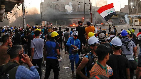 القوات العراقية تفرق المتظاهرين بالرصاص الحي.. وواشنطن تندد بالعنف ضدهم