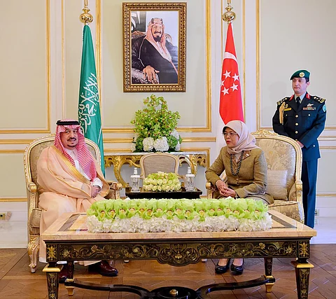أمير الرياض يجري مباحثات مع رئيسة سنغافورة