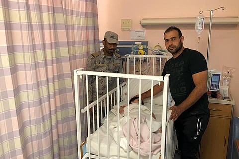 بعد فشل محاولات والدها.."حرس المدينة" ينقذ رضيعة من الغرق في ينبع