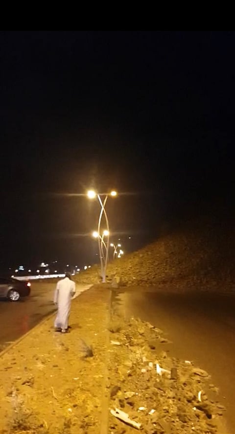 شاهد .. انهيار جبل يغلق طريق "ميسان" العام ويعطل الحركة لعدة ساعات