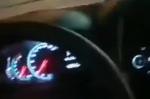 فرُّوا بسيارته.. فيديو لمندوب تطبيق للتوصيل يوثّق استدراجه لسرقة "آيفون"