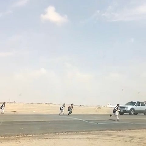 بالفيديو.. طلاب صغار يعبرون طريق جدة - جازان السريع معرِّضين أنفسهم للخطر