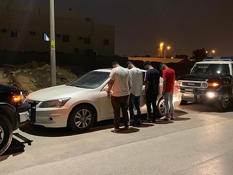 تأكيدًا لانفراد "سبق" وبالصور.. دوريات أمن الرياض تطيح بعصابة "سرقة مرسول"