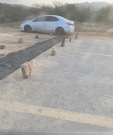 جازان .. "الحصى" بدل اشتراطات السلامة.. ومواطنون: ما الذي يحدث؟