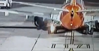 فيديو.. إنقاذ طائرة بمطار شرم الشيخ من "كارثة" كادت تودي بحياة 189 راكبًا