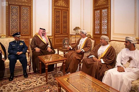 "خالد بن سلمان" يستعرض مع وزيـر المكتب السلطاني بسلطنة عمان الـعلاقـات الـثنائـية