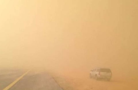 911 يحذّر: موجة غبار كثيفة على طريق "الرياض - الطائف"