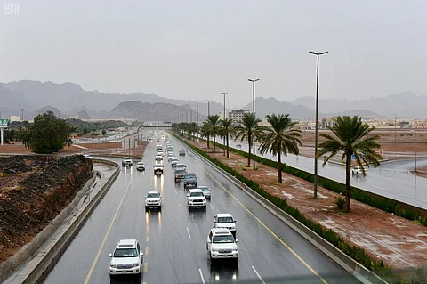 بالصور.. أمطار حائل تسيل الأودية والشعاب ومساء الثلاثاء موعود بالمزيد