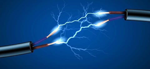 مصرع مواطن صعقاً بمكة.. سقط من الدور الثالث واحتُجز في الثاني