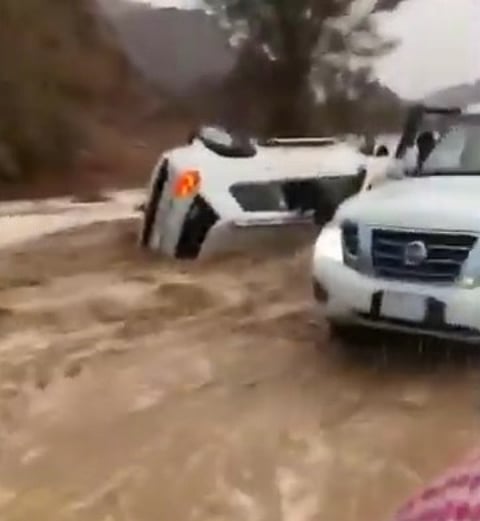 بالفيديو.. شجاعة شابين في حائل تُنقذ عائلة جرفت السيول مركبتهم