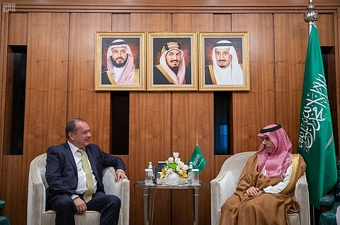 وزير الخارجية يستقبل السفير البريطاني لدى السعودية