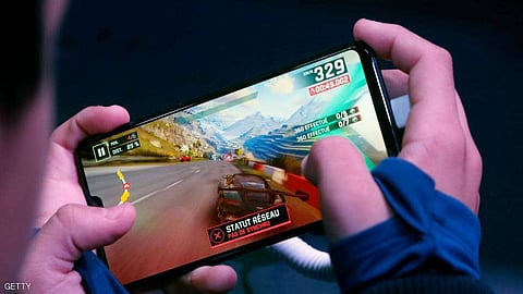 ليلة طويلة مع ألعاب الموبايل أفقدته إحدى عينيه.. هذا ما حدث عندما استفاق من النوم