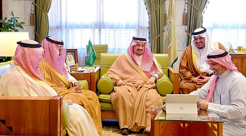 أمير الرياض يناقش مع رئيس اتحاد السيارات استعدادات الجولة الرابعة للراليات الصحراوية