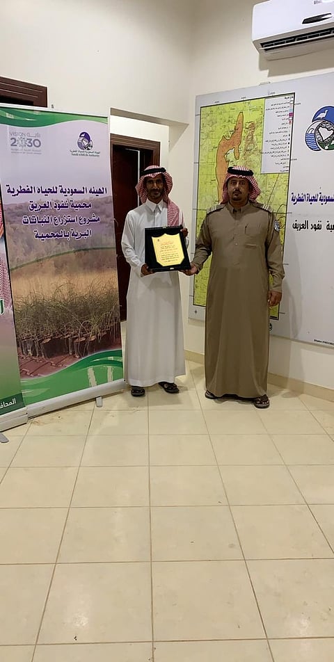 شاهد .. مواطن يُعيد غرس نباتات مهدّدة بالانقراض بالقصيم ومحمية العريق تكرّمه
