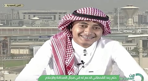 من وراء البراميل بائعًا للشاي لمراسل بالتليفزيون السعودي.. وصل صوت "رعد"