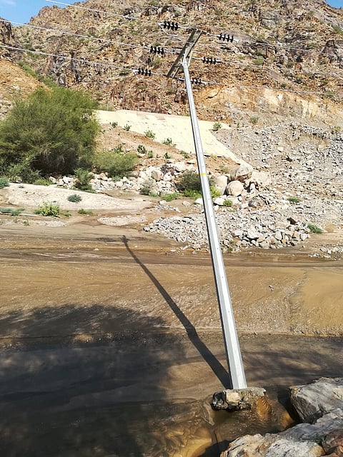 شاهد .. أعمدة كهرباء آيلة للسقوط جرّاء السيول بالليث تُنذر بانقطاع التيار