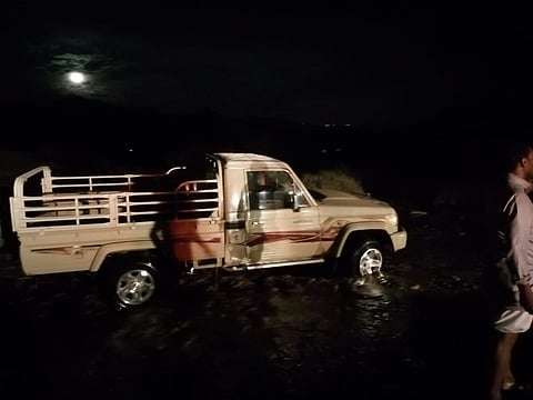 بـ"شيول".. رجلا أمن ينقذان مسنّاً وزوجته من سيول شعراء الحجرة