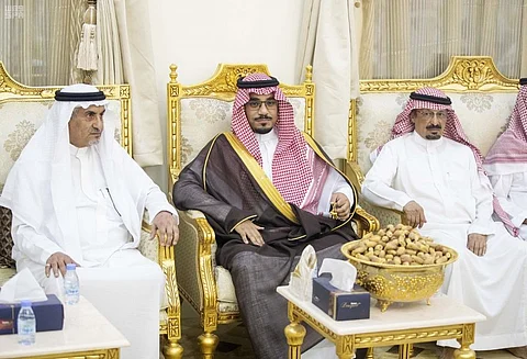 نائب أمير نجران يقدِّم واجب العزاء لأسرة الشيخ تركي آل نصيب في وفاة والدته